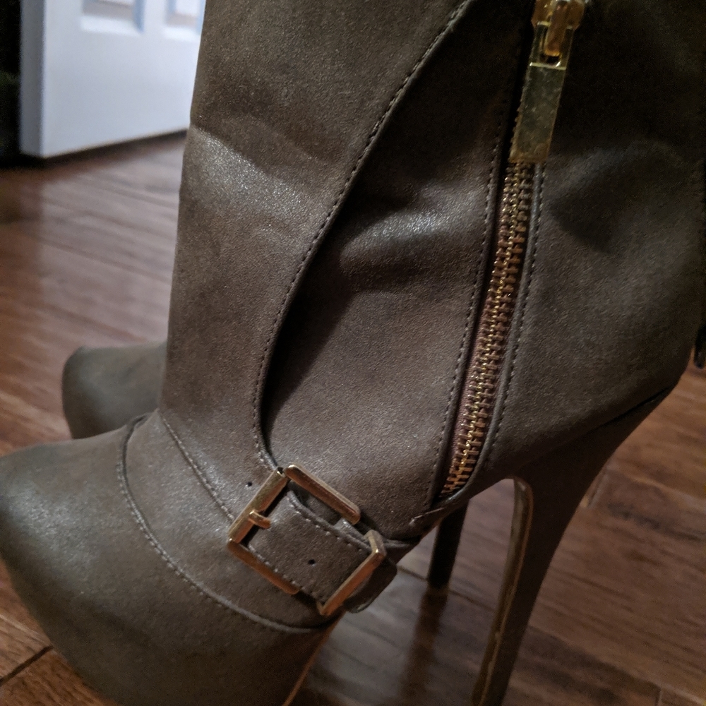 Size 7 1/2 high heels